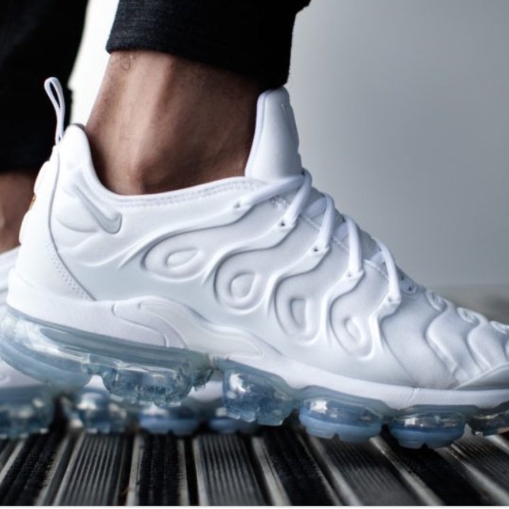 White vapormax 2plus